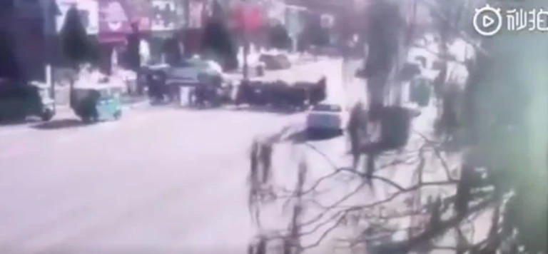 Σκληρό βίντεο: Η στιγμή που αυτοκίνητο πέφτει πάνω σε μαθητές στην Κίνα -Τουλάχιστον πέντε νεκροί και 18 τραυματίες